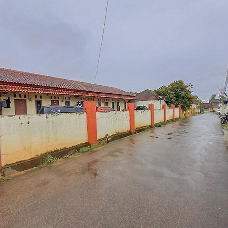 Oyo Life 93590 Penginapan Palapa 10 Syariah Bandar Lampung Exterior photo
